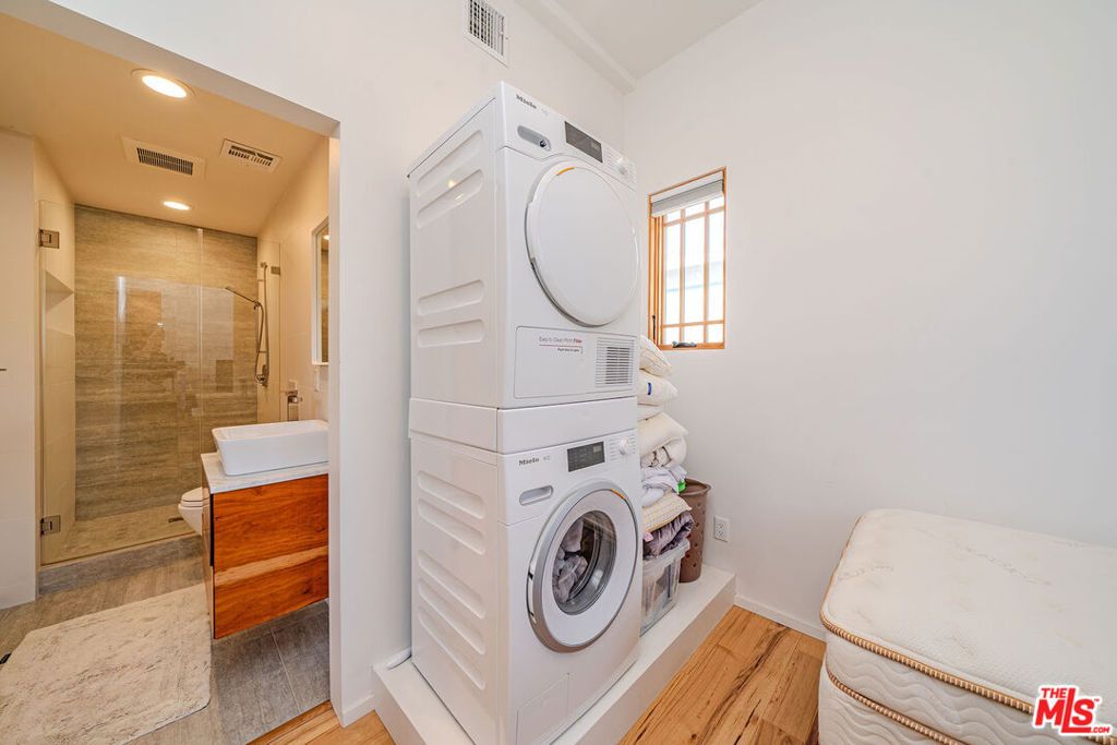 Image 47 of property listing at 163 S Kingsley Drive, Los Angeles, CA 90004
