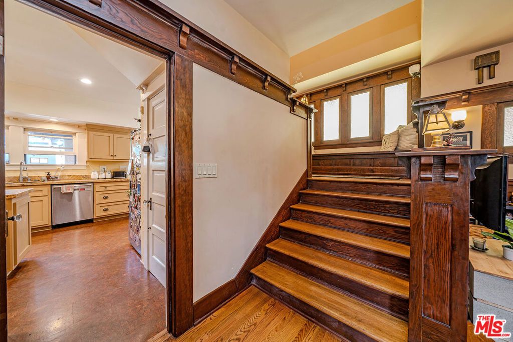 Image 9 of property listing at 163 S Kingsley Drive, Los Angeles, CA 90004