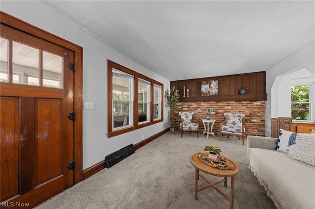 39 E Catawba Avenue, Akron, OH 44301