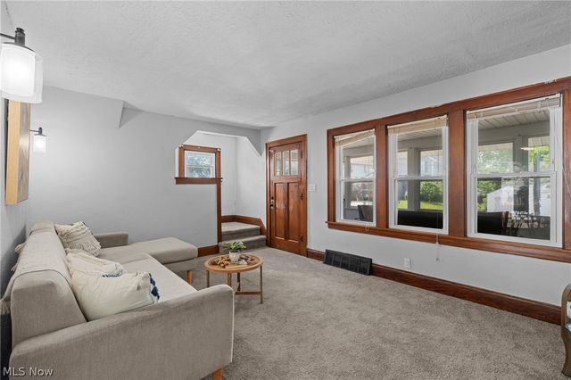 39 E Catawba Avenue, Akron, OH 44301