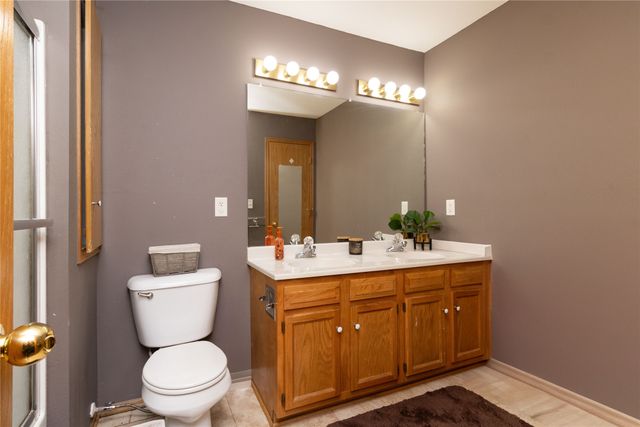 9235 Greenspire Drive 11, West Des Moines, IA 50266