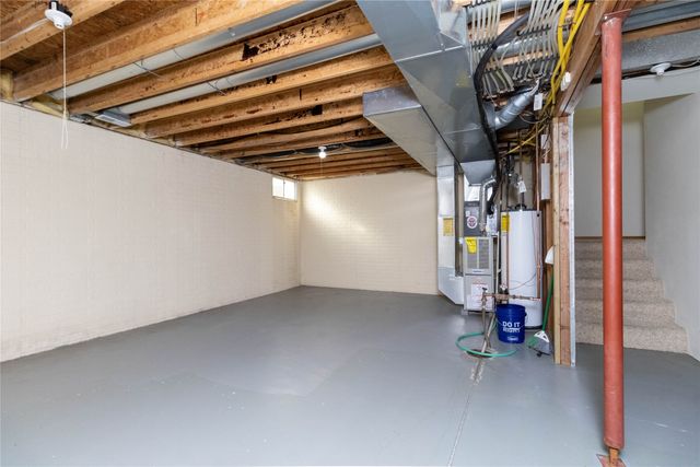 9235 Greenspire Drive 11, West Des Moines, IA 50266