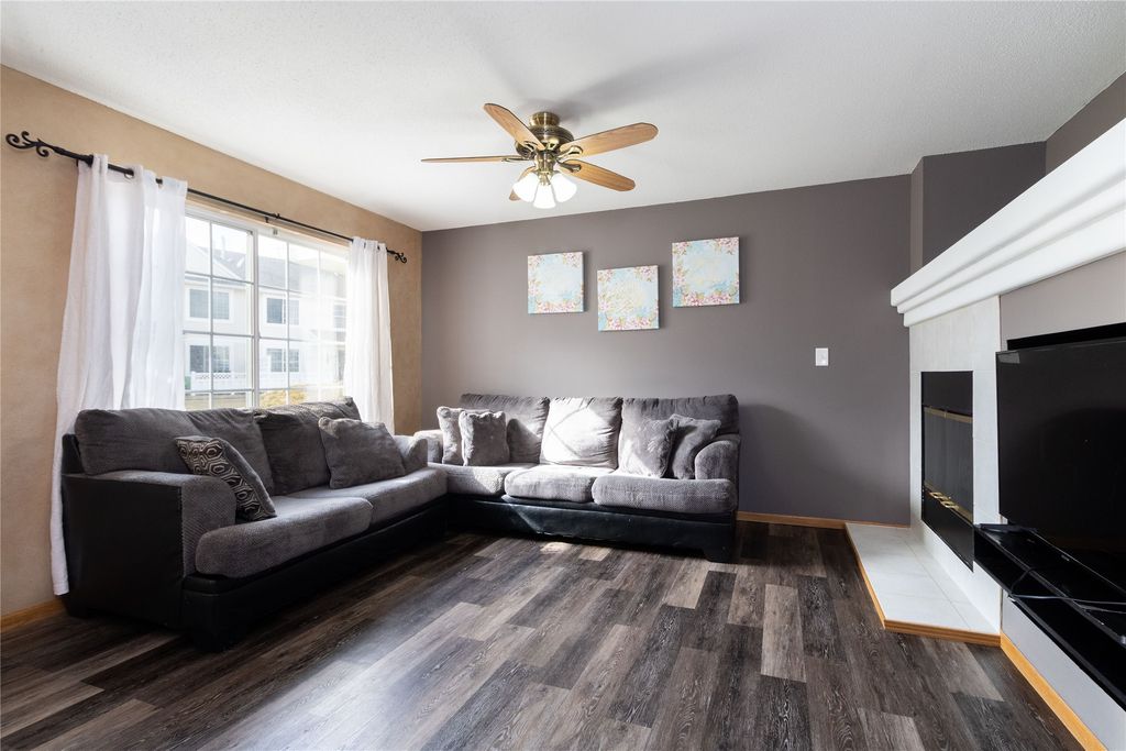 9235 Greenspire Drive 11, West Des Moines, IA 50266