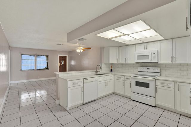 7010-7012 NW 78th Avenue, Tamarac, FL 33321