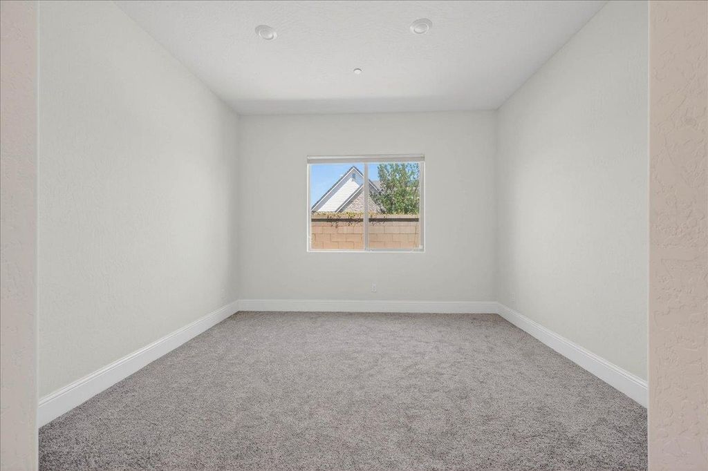 Image 30 of property listing at 338 Boulder Drive S, Madera, CA 93636