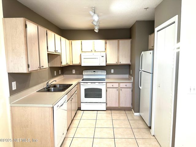 1655 THE GREENS Way 2725, Jacksonville Beach, FL 32250