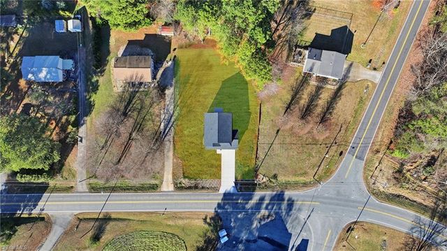 1679 Old Hollow Road, Winston-salem, NC 27105