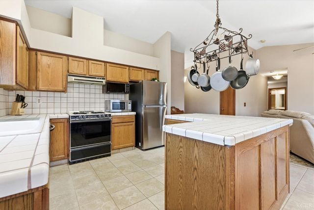 968 Lakewood Drive, Hanford, CA 93230