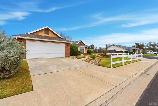 968 Lakewood Drive, Hanford, CA 93230