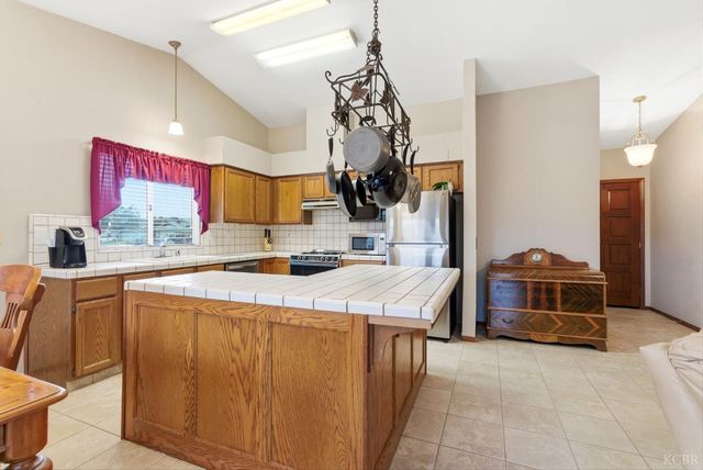 968 Lakewood Drive, Hanford, CA 93230