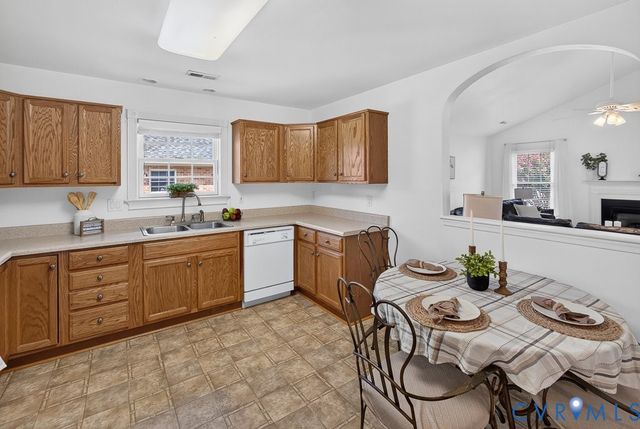 408 Cobblestone Dr, Hopewell, VA 23860