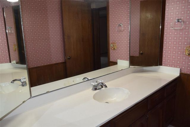 3649 Sunvalley Drive, Midwest City, OK 73110