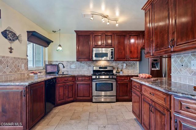 1425 Calle Lozano, Camarillo, CA 93012