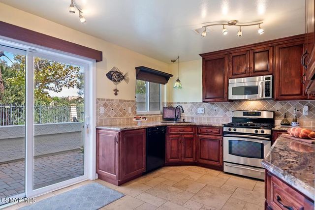 1425 Calle Lozano, Camarillo, CA 93012