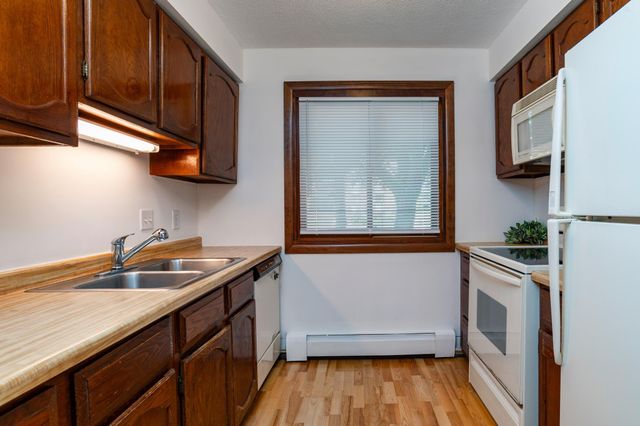 2670 Oxford Street N 204, Roseville, MN 55113