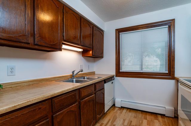 2670 Oxford Street N 204, Roseville, MN 55113