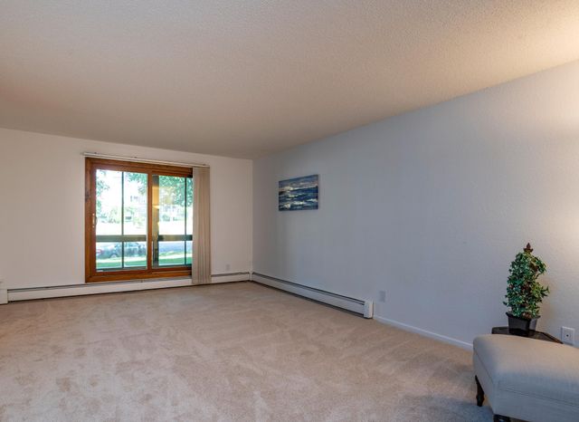 2670 Oxford Street N 204, Roseville, MN 55113