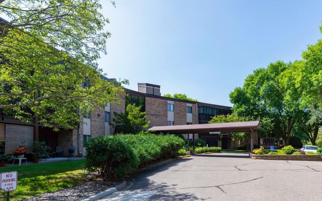 2670 Oxford Street N 204, Roseville, MN 55113