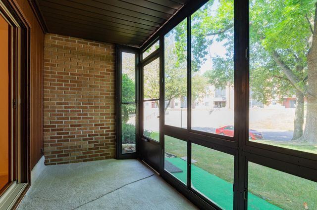 2670 Oxford Street N 204, Roseville, MN 55113