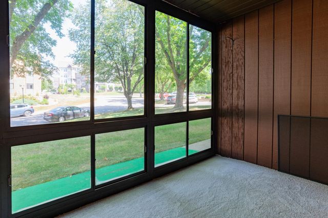 2670 Oxford Street N 204, Roseville, MN 55113
