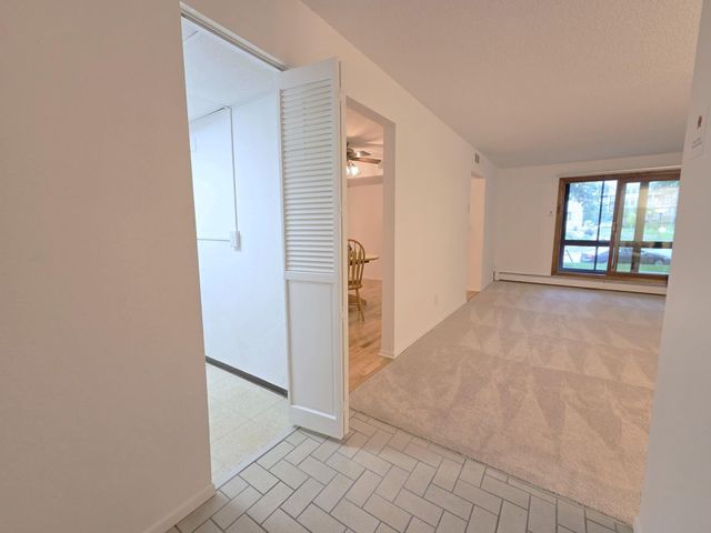 2670 Oxford Street N 204, Roseville, MN 55113