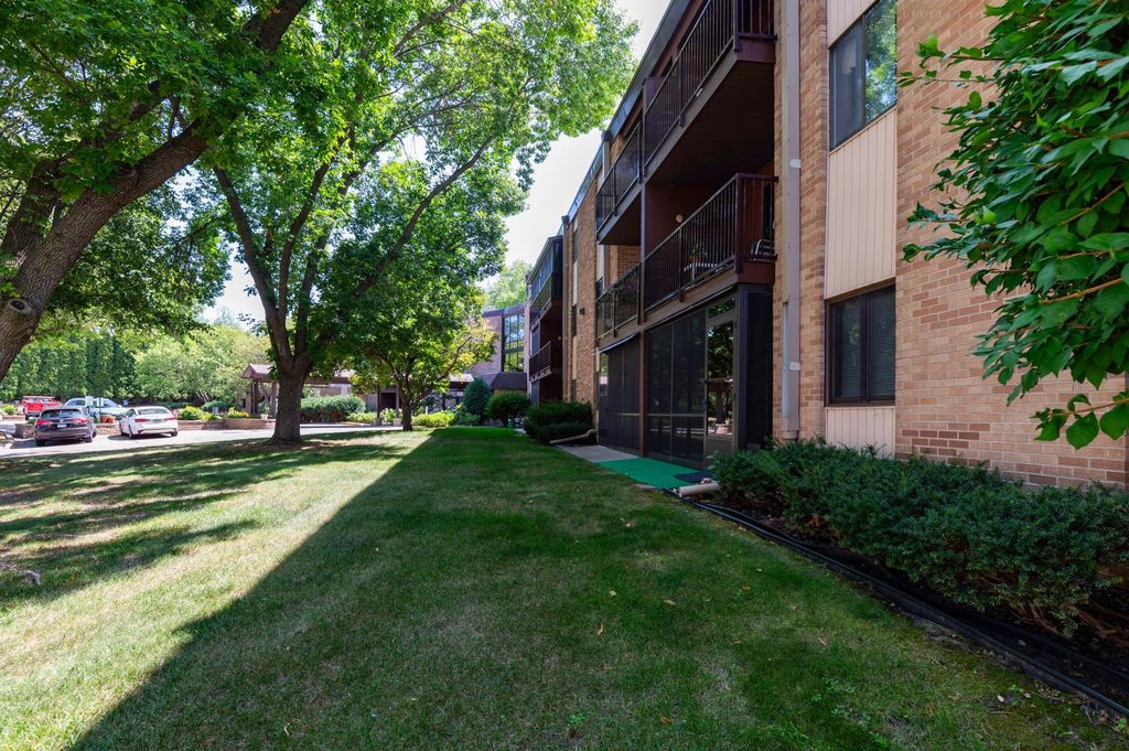 2670 Oxford Street N 204, Roseville, MN 55113