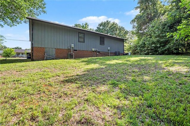 607 & 609 Brookdale Drive, Thomasville, NC 27360