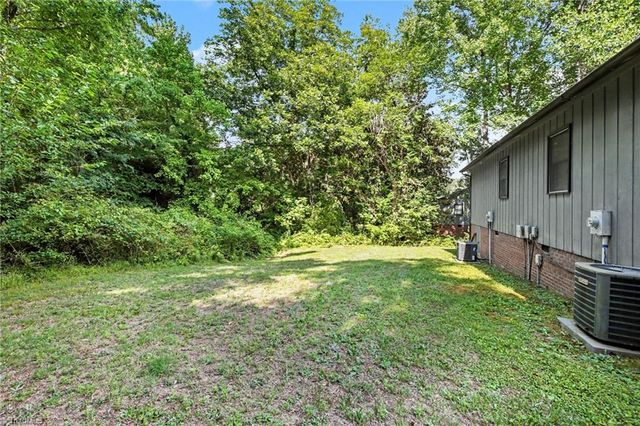 607 & 609 Brookdale Drive, Thomasville, NC 27360