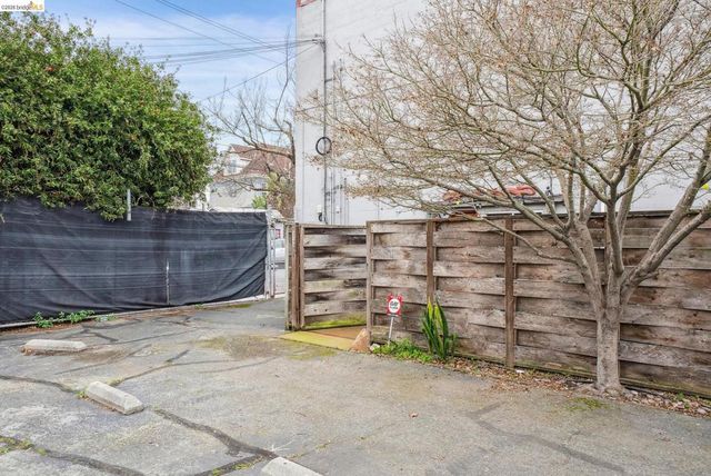 958 28th St. 2825B, Oakland, CA 94608