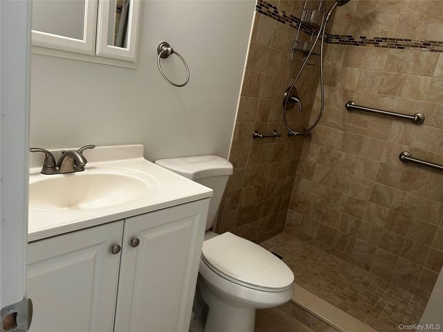 10 Evelyn Drive, Commack, NY 11725