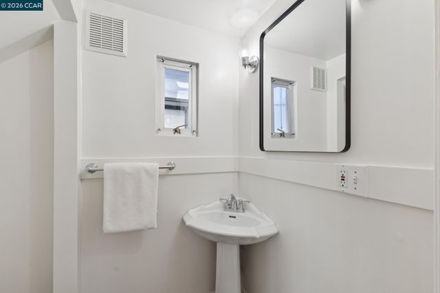 702 33Rd St, Oakland, CA 94609