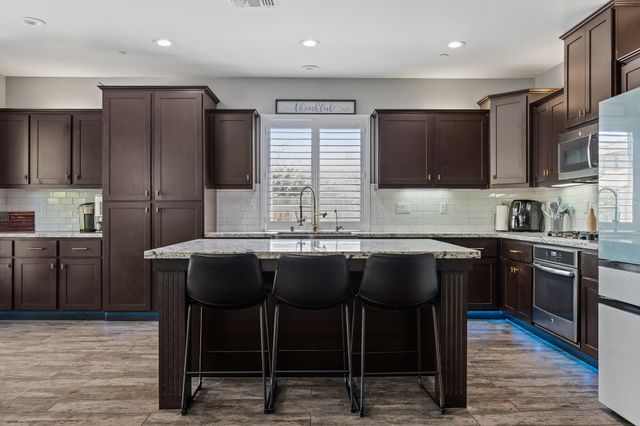 2898 Ship Rock Court, Tulare, CA 93274