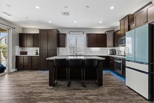 2898 Ship Rock Court, Tulare, CA 93274