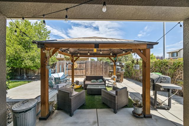 2898 Ship Rock Court, Tulare, CA 93274