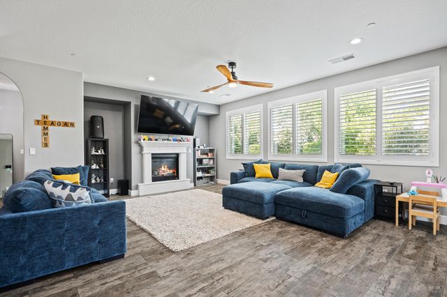 2898 Ship Rock Court, Tulare, CA 93274