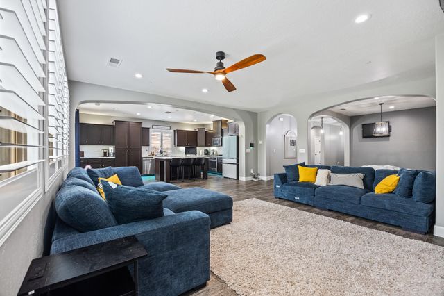 2898 Ship Rock Court, Tulare, CA 93274