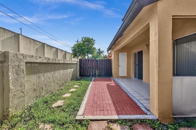 13949 N Forest Oak Circle, Davie, FL 33325