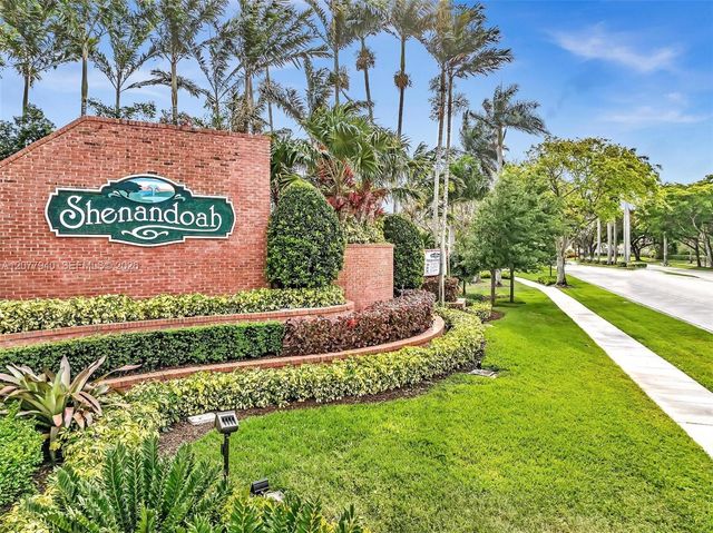 13949 N Forest Oak Circle, Davie, FL 33325