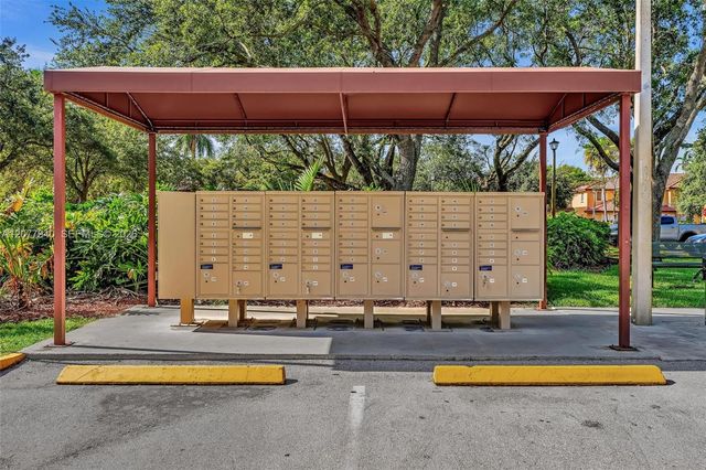 13949 N Forest Oak Circle, Davie, FL 33325