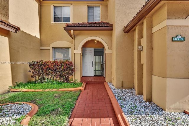 13949 N Forest Oak Circle, Davie, FL 33325
