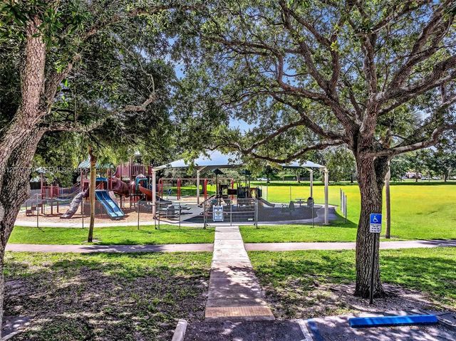 13949 N Forest Oak Circle, Davie, FL 33325