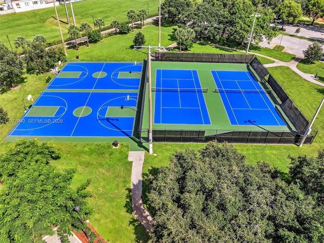 13949 N Forest Oak Circle, Davie, FL 33325