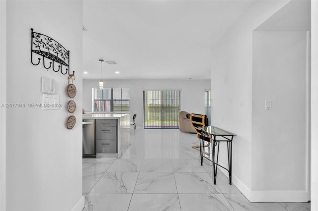 13949 N Forest Oak Circle, Davie, FL 33325