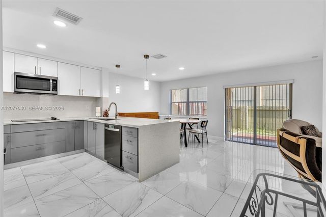 13949 N Forest Oak Circle, Davie, FL 33325