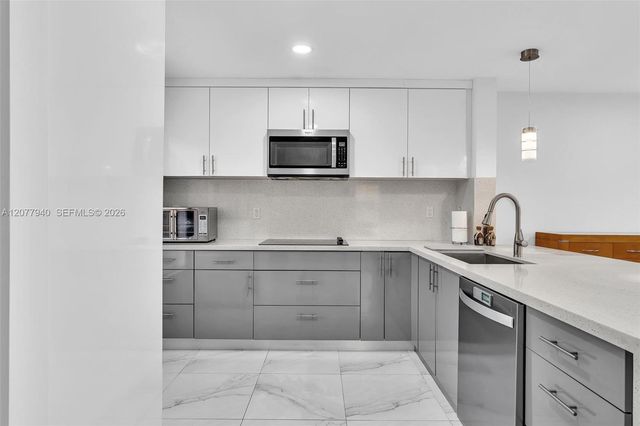 13949 N Forest Oak Circle, Davie, FL 33325