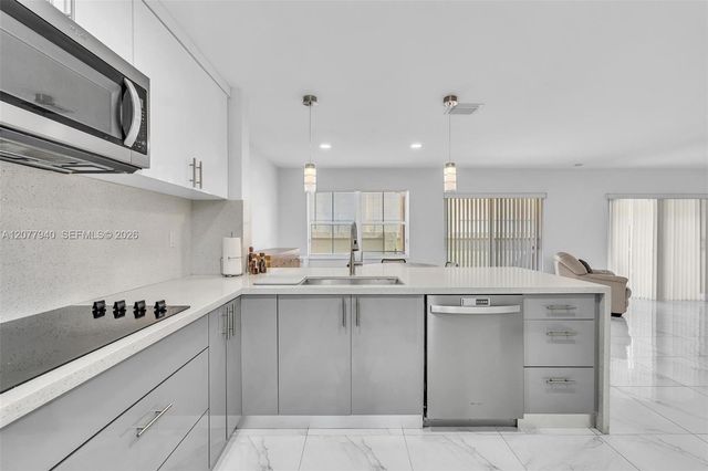 13949 N Forest Oak Circle, Davie, FL 33325