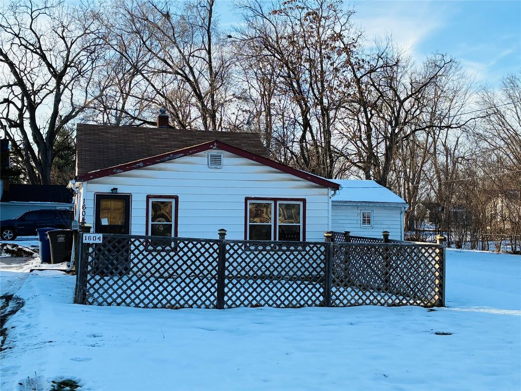 1604 E 29th Street, Des Moines, IA 50317