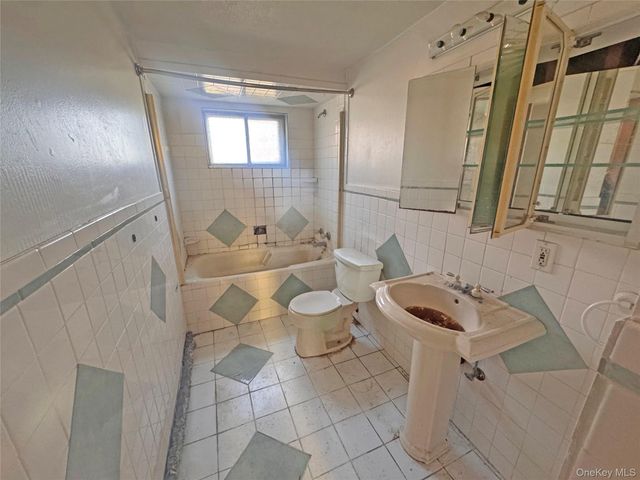 192 Ferraris Street, Copiague, NY 11726