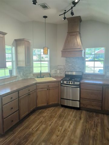 16 Walnut Lane, Riverside, TX 77320