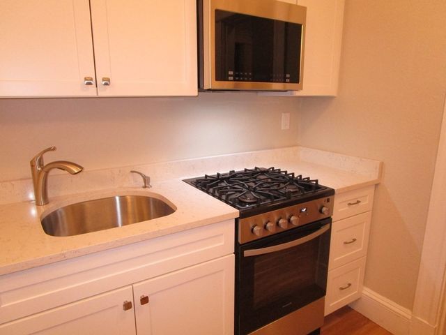 118 Riverway 12A, Boston, MA 02215